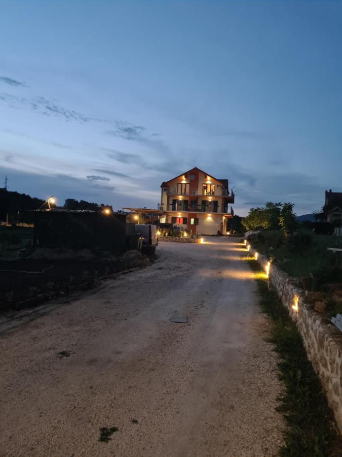 Guest House Slatki Snovi Knin Εξωτερικό φωτογραφία